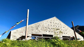 Capanna Cadagno outside