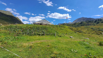 Capanna Cadagno outside