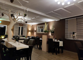 Theos Risto inside