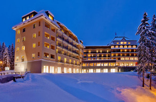 Waldhotel Arosa outside