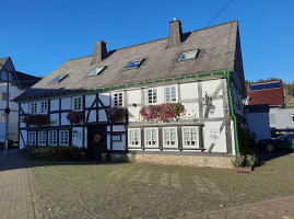 Suerlänner Eck J. Linneweber outside