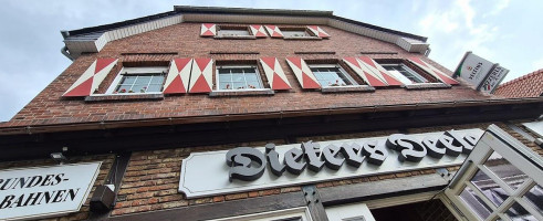 Diekers Deele Silvia Kroll outside