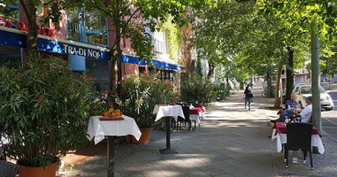 Tra Di Noi outside