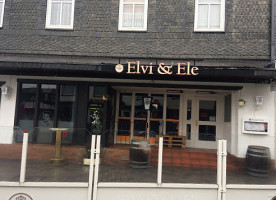 Elvi Ele outside