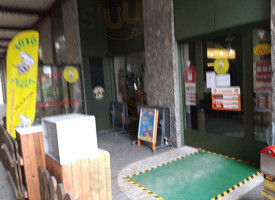 Toto Pizza outside
