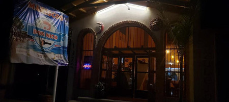 Dolce Vino outside