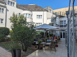 Clevinci Gartenterrasse outside