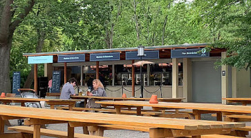 Zenner Biergarten Und Weingarten outside