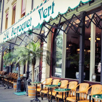 Perroquet Vert outside