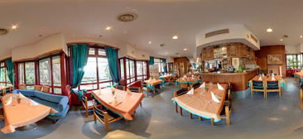 Ganges Indisches Restaurant inside