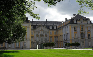 Eis Veronesi outside