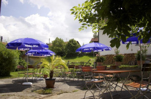 Knobelwolf Biergarten outside