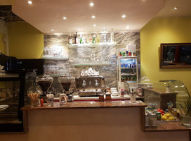 Café Pizza Millano inside