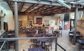 Momo Café outside