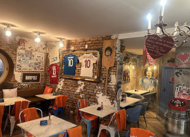 Pizzeria Quartieri Spagnoli inside