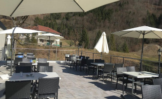 Café Les Marches outside