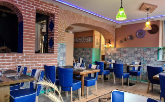 Mama Persia inside