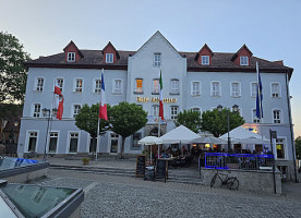 El Plaza outside
