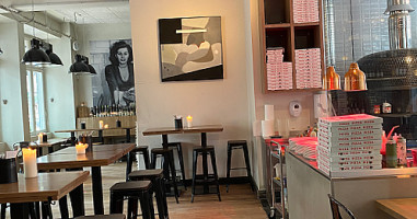 Jill Neapolitanische Pizza inside