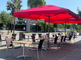 M&n's Grillecke outside