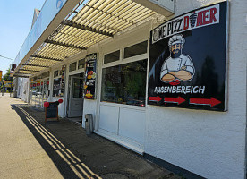 Pizzeria Moris outside