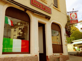 Leo`s Pizza outside