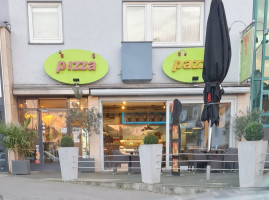 Pizza Pazza outside