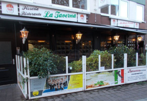 La-Taverna outside