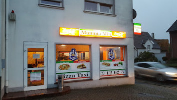 Pizzeria Mamma Mia outside