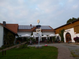 Landgasthaus Wolfsbornerhof outside