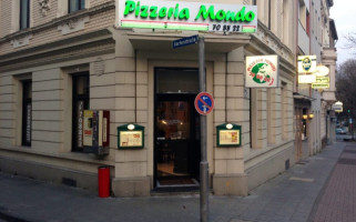 Pizzeria Mondo outside