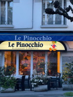 Le Pinocchio outside