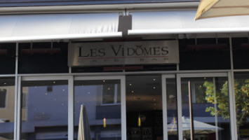 Café Les Vidômes outside