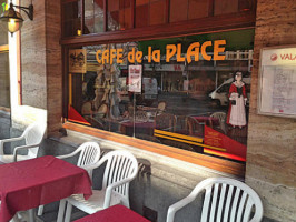 Cafe De La Place inside