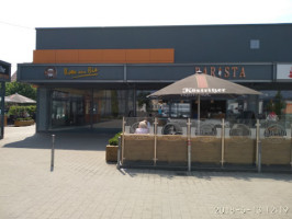 Ista Cafe Bistro outside