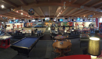 Joe's Bowling Center, Pascal Stoessel inside
