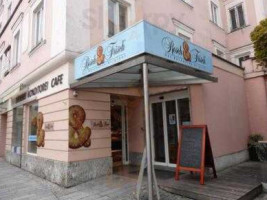 Resch & Frisch Backerei-Konditorei-Cafe outside