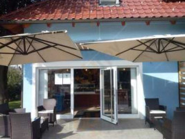 Vanias Laden Cafe outside