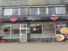 Smiley's Pizza Profis food