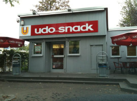 Udo Snack outside