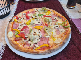 Pizzaria Rossli food