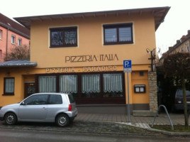 Pizzeria Italia outside
