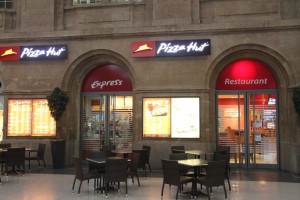 Pizza Hut Restaurant im Hbf inside