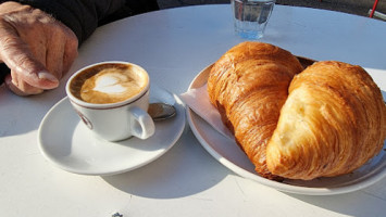 Cafe du Bonheur outside