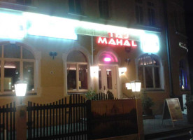 Maria Taj Mahal Indian outside