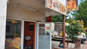 Amara Pizza Und Kebab outside