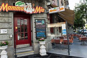 Mamma-Mia Restaurant outside