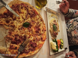 Pizzeria Cesares food
