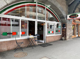 Leone Pizzeria inside