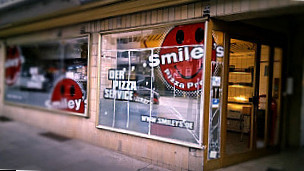 Smiley's Pizza West outside